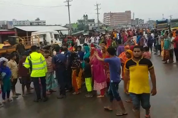 গাজীপুরে পোশাক শ্রমিকের মৃত্যু, সড়ক অবরোধ