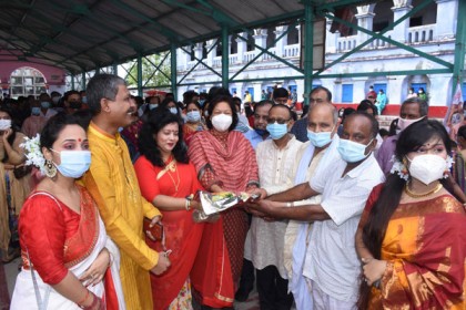 করোনা সুরক্ষায় কুমিল্লায় বিভিন্ন পূজামণ্ডপে মাস্ক বিতরণ