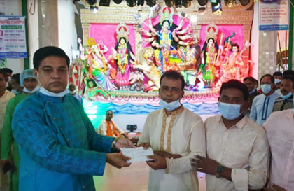 চরফ্যাশনে পূজা মন্ডপে এমপি জ্যাকবের অনুদান 