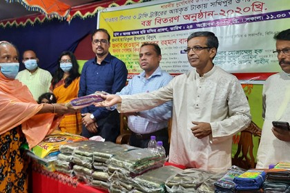সখীপুরে দুর্গা পূজা উপলক্ষে ক্ষুদ্র নৃগোষ্ঠির মাঝে বস্ত্র বিতরণ