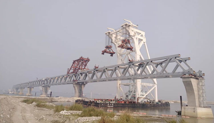 পদ্মা সেতুতে ৩৪তম স্প্যান বসানোর কাজ চলছে