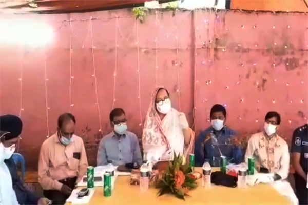 বাগেরহাটে বিভিন্ন দুর্গাপূজা মণ্ডপ পরিদর্শন করলেন বন উপমন্ত্রী