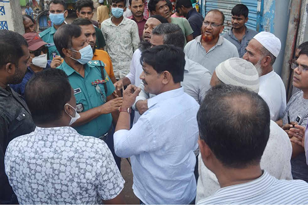 বরিশালে গোডাউনে দুর্বৃত্তদের হামলা ও মালিককে মারধর