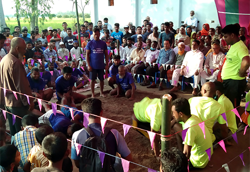 গ্রামবাংলার ঐতিহ্যবাহী হা-ডু-ডু খেলা দেখতে ভিড়