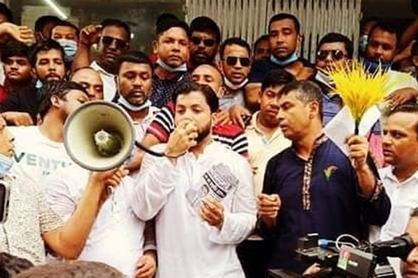 'রাতের বেলা কেন দিনে আসেন, দেখিয়ে দেব কার কত শক্তি'