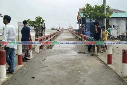 সেন্টমার্টিনে আটকা পড়া পর্যটকরা ফিরবেন আজ
