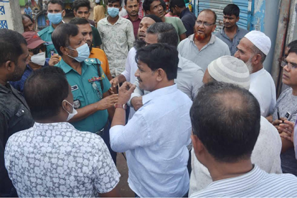 বরিশালে গোডাউনে দুর্বৃত্তদের হামলা ও মালিককে মারধর