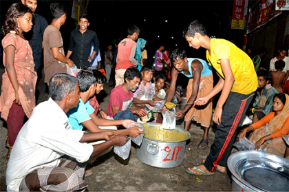 শত বছর ধরে অভাবীদের মাঝে খাবার বিতরণ করছে বগুড়ার আকবরিয়া হোটেল 