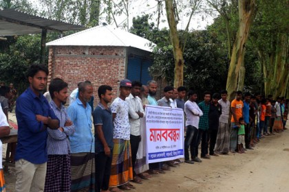 পরিবেশ রক্ষার দাবিতে দিনাজপুরে মানববন্ধন