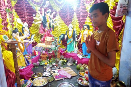 শেরপুরে ১২ বছরের শিশুর হাতে তৈরি হলো দেবী দুর্গা প্রতিমা