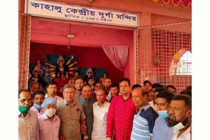 কাহালুতে বিভিন্ন পূজা মণ্ডপ পরিদর্শন করলেন এমপি মোশারফ
