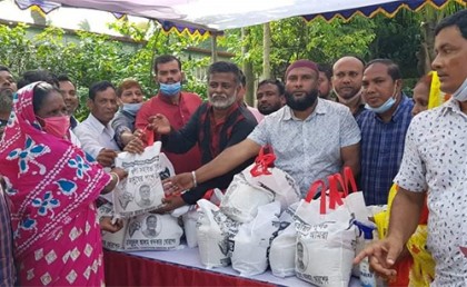 সিদ্ধিরগঞ্জের পূজা মন্ডপে কাউন্সিলর খোরশেদের খাদ্যসামগ্রী বিতরণ