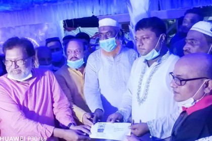 লক্ষীপুরে শারদীয় দুর্গোৎসবে আওয়ামী লীগ নেতার অনুদান
