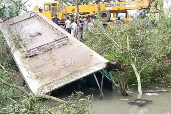 নাটোরে বাস খাদে পড়ে মা-মেয়ে নিহত, আহত ১০