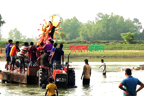 দিনাজপুরে প্রতিমা বিসর্জনের আগে সিঁদুর খেলায় মাতলেন সনাতন ধর্মাবলম্বীরা