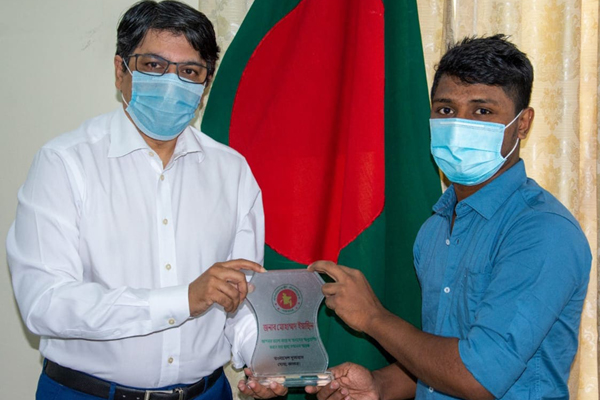 কাতারে সেই ইয়াছিনকে সম্মাননা দিলেন রাষ্ট্রদূত জসিম উদ্দিন