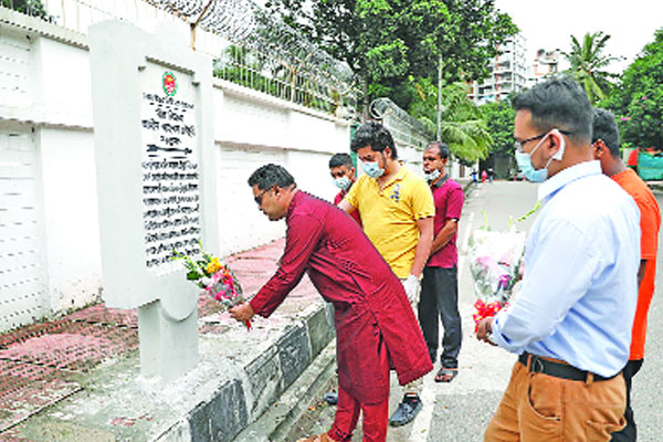 পাকিস্তান হাইকমিশনের সামনে মুক্তিযোদ্ধার নামফলক পুনঃস্থাপন, শ্রদ্ধা নিবেদন