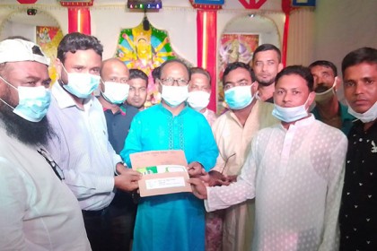 লাকসামে পূজা মণ্ডপে অনুদানের অর্থ বিতরণ