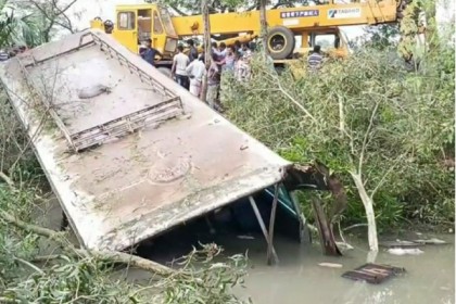 নাটোরে বাস খাদে পড়ে মা-মেয়ে নিহত, আহত ১০