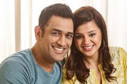 প্লে অফ থেকে ছিটকে গেলেন ধোনি, স্ত্রীর আবেগঘন স্ট্যাটাস