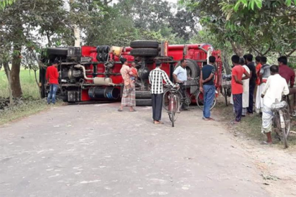 দিনাজপুরে লরি উল্টে ৫ ঘণ্টা যান চলাচল বন্ধ