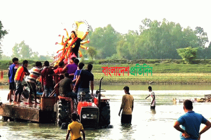 দিনাজপুরে প্রতিমা বিসর্জনের আগে সিঁদুর খেলায় মাতলেন সনাতন ধর্মাবলম্বীরা