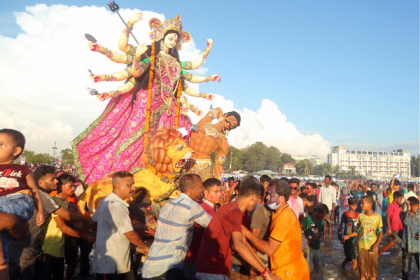কক্সবাজারে স্বাস্থ্যবিধি মেনে প্রতিমা বিসর্জন

