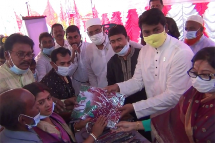 নাটোরে অসহায় মানুষের মাঝে শাড়ি লুঙ্গি বিতরণ

