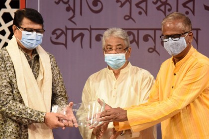 ফজলুল হক স্মৃতি সম্মাননা পুরস্কার পেলেন আলমগীর