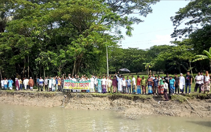 ভোলায় নদী ভাঙন প্রতিরোধে মানববন্ধন