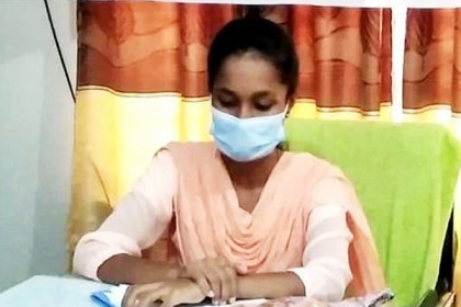 কলেজছাত্রী বীথি এক ঘণ্টার মহিলা বিষয়ক কর্মকর্তা
