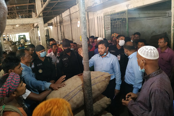 গোবিন্দগঞ্জে বেশি দামে আলু বিক্রি করায় ৩ প্রতিষ্ঠানে জরিমানা