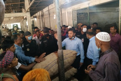 গোবিন্দগঞ্জে বেশি দামে আলু বিক্রি করায় ৩ প্রতিষ্ঠানে জরিমানা