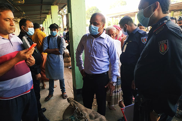 গাইবান্ধার সাদুল্যাপুরে বেশি দামে আলু বিক্রির দায়ে জরিমানা