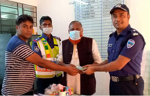 সেই ব্যবসায়ীর খোয়া যাওয়া ৫০ হাজার টাকা উদ্ধার করে ফেরত দিল পুলিশ