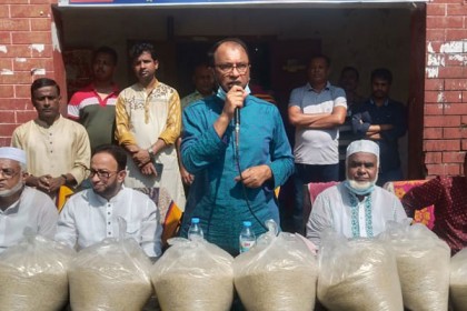রায়পুরে হতদরিদ্র পরিবারের মাঝে চাল বিতরণ