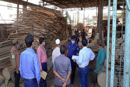 লাইসেন্স না থাকায় সিদ্ধিরগঞ্জে ৩ স’মিলের মালিককে জরিমানা