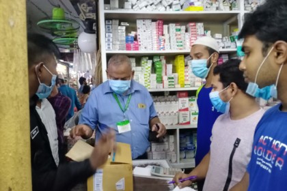 সিদ্ধিরগঞ্জে ১৮ ফার্মেসিকে সাড়ে ৩ লাখ টাকা জরিমানা