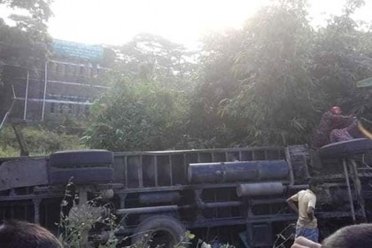 চট্টগ্রামে নিয়ন্ত্রণ হারিয়ে কাভার্ডভ্যান খাদে, নিহত ১  