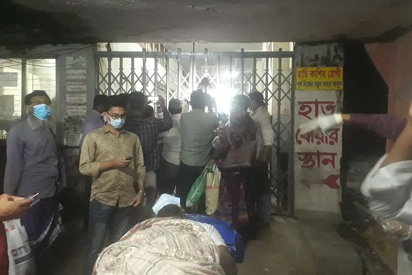 বরিশাল শেবাচিমের জরুরি বিভাগে তালা দিয়ে চিকিৎসকদের বিক্ষোভ
