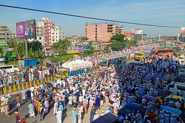ঢাকা-চট্টগ্রাম মহাসড়কে হাজারো জনতার বিক্ষোভ মিছিল 