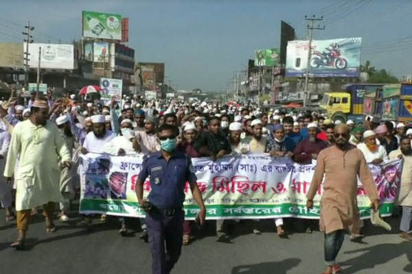 মহানবী (সা.) এর অবমাননার প্রতিবাদে
টাঙ্গাইলে বিক্ষোভ মিছিল 