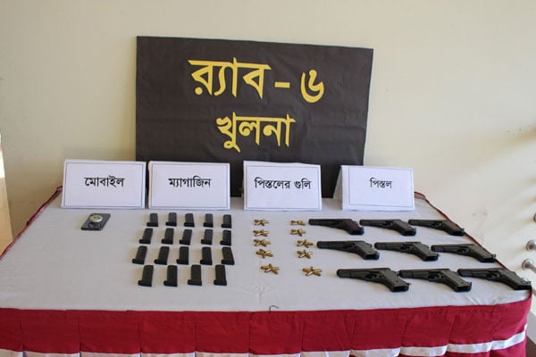 যশোরে র্যাবের অভিযানে বিদেশি পিস্তল গুলি, ম্যাগজিনসহ অস্ত্র বিক্রেতা গ্রেফতার