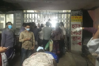 বরিশাল শেবাচিমের জরুরি বিভাগে তালা দিয়ে চিকিৎসকদের বিক্ষোভ