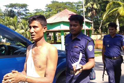 নোয়াখালীতে বিধবাকে ধর্ষণের অভিযোগে ফেরিওয়ালা আটক