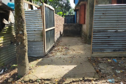 বাউফলে বেড়া দিয়ে পৌরসভার রাস্তা আটকানোর অভিযোগ