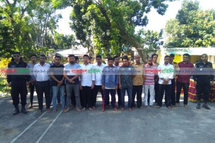 বিদেশি মদসহ ব্রাহ্মণবাড়িয়ায় আওয়ামী লীগ ও যুবলীগ নেতাসহ আটক ২২