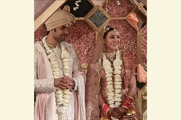 বধূবেশে নজর কাড়লেন কাজল