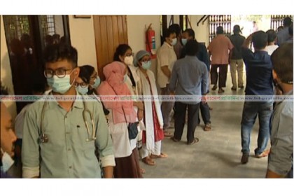 অনির্দিষ্টকালের কর্মবিরতিতে শের-ই-বাংলা মেডিকেলের ইন্টার্ন চিকিৎসকরা