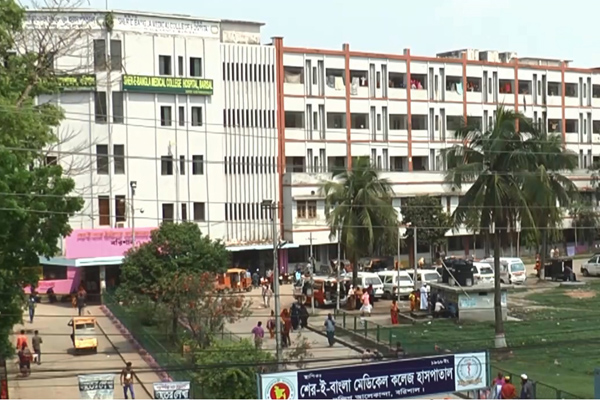 বরিশালের শেবাচিমে দ্বিতীয় দিনের মতো কর্মবিরতিতে ইন্টার্ন চিকিৎসকরা